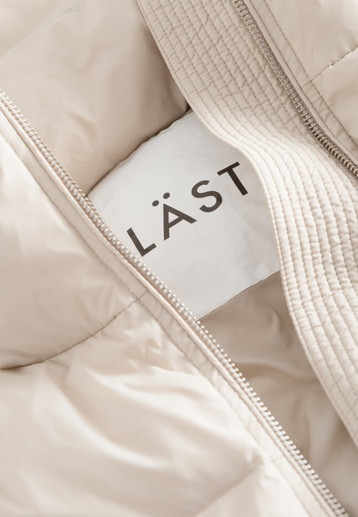 LÄST (LAST STUDIO) Long Puffer Jacket - Sand Jackets Sand